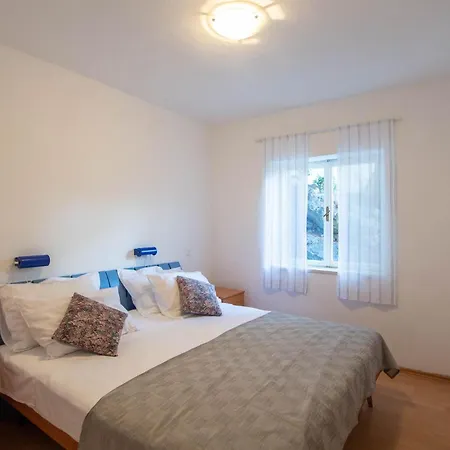 Holiday home Cozy Home In Postira With Kitchen *